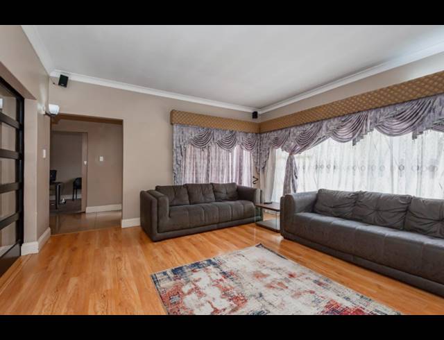 4 BEDROOM HOUSE FOR SALE IN PARKHILL GARDENS